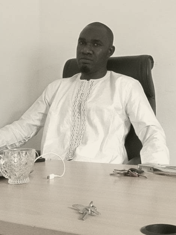 M. Diop, directeur général de Rio Construction BTP, à son bureau