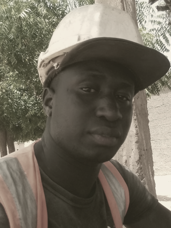 M. Gomis, responsable technique, casqué sur un chantier Rio